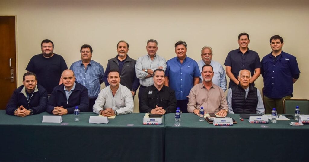 Dueños de clubes y el presidente de la Liga Mexicana del Pacífico, Carlos Manrique González, en la primera asamblea del circuito