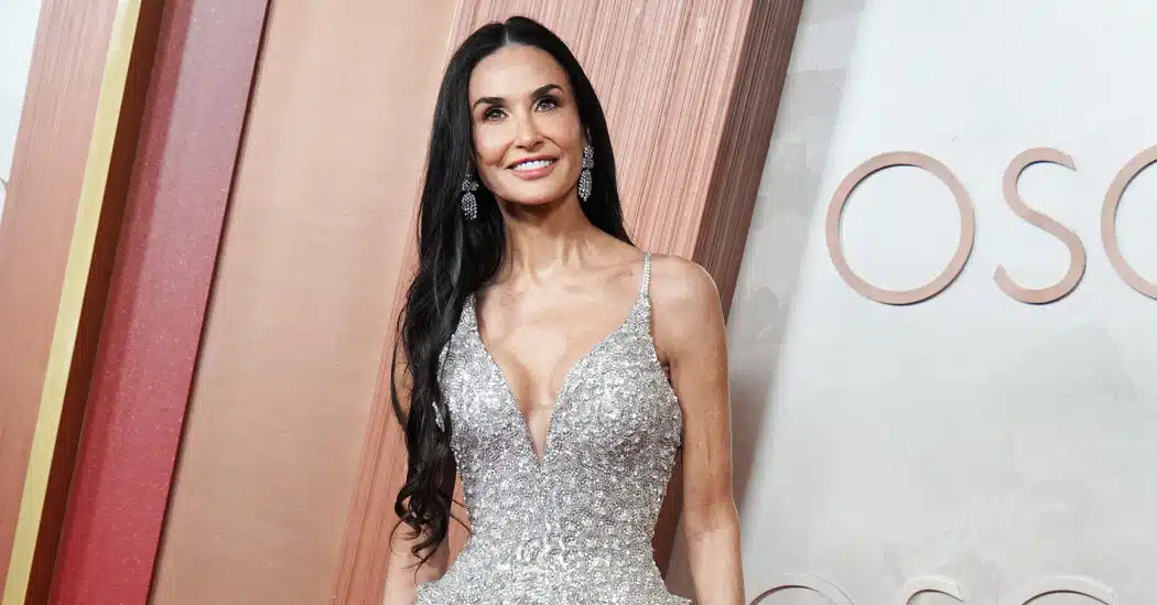 El brillante vestido con cristales con el que Demi Moore deslumbró en los Premios Oscar 2025