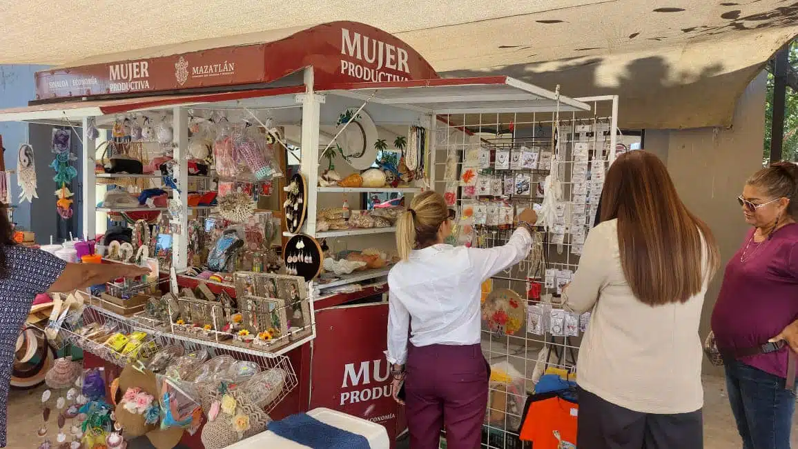 Carreta del programa Mujer Productiva en Sinaloa