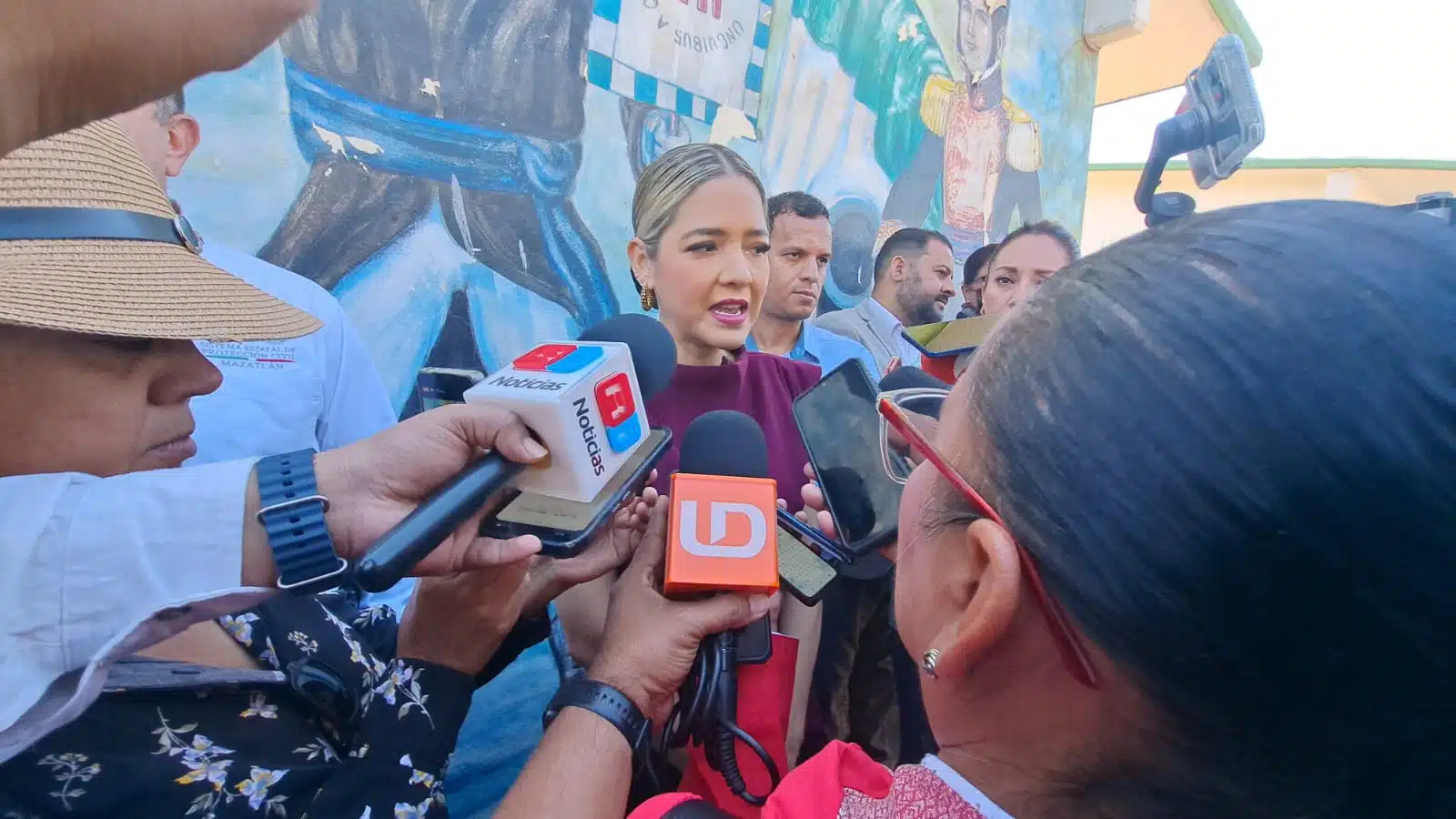 Estrella Palacios habla con la prensa de Sinaloa