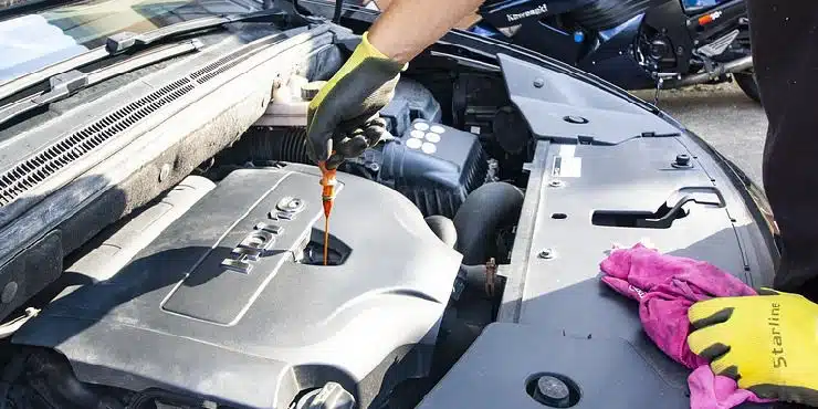 Mecánico reparando auto