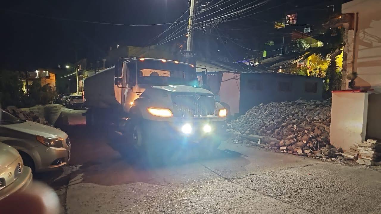 Familias del puerto de Topolobampo reciben agua en pipas