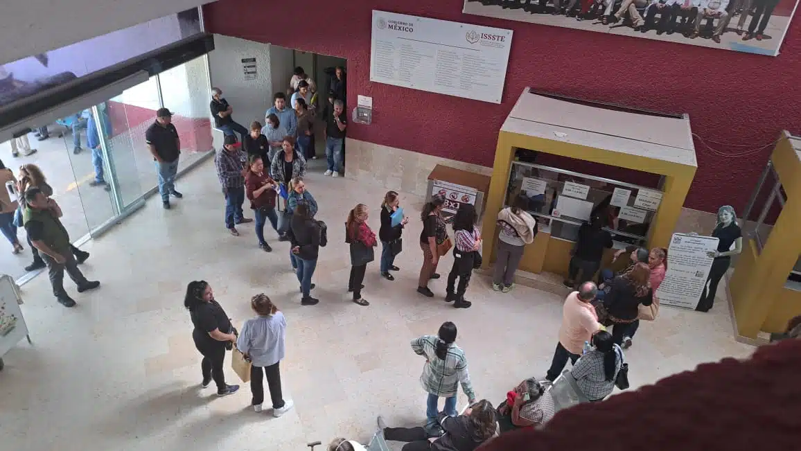 Filas en el Issste en Los Mochis