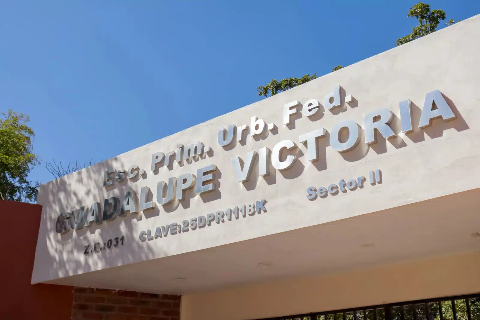 Frente de la entrada de una escuela en Los Mochis