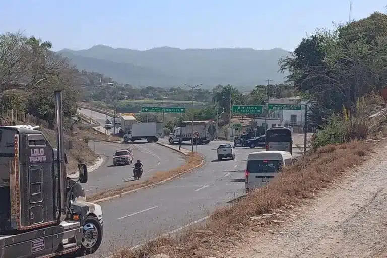 Fueron civiles armados los que bloquearon carretera en la sierra de Rosario.