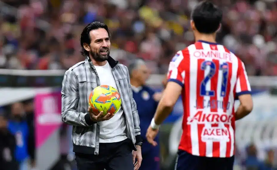 Gerardo Espinoza pasa el balón a un jugador de las Chivas