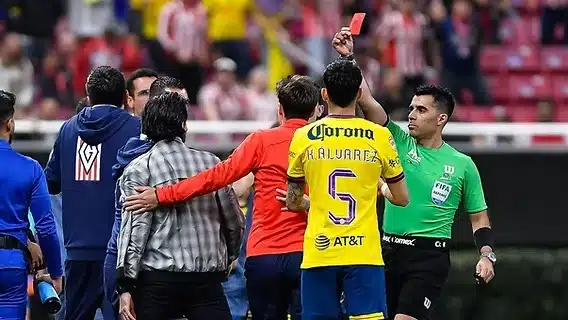 Gerardo Espinoza expulsado durante partido de Chivas y América