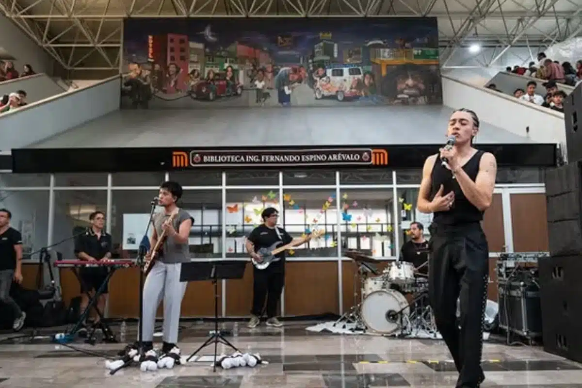 Hijo de Susana Zabaleta da concierto en el Metro de la CDMX