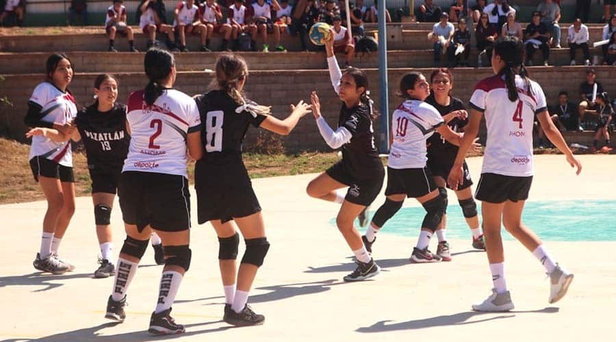 Deportistas sinaloenses participan en un partido