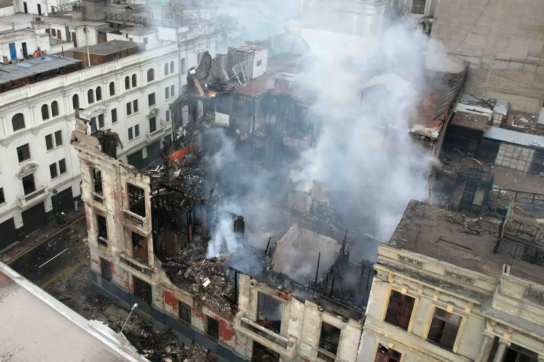 Incendio en el Centro Histórico de Lima lleva dos dias