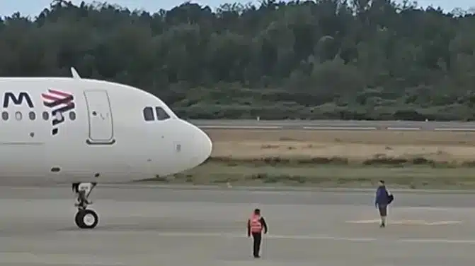 Video: Hombre desesperado invade pista de aterrizaje tras perder su vuelo e intenta frenar el avión