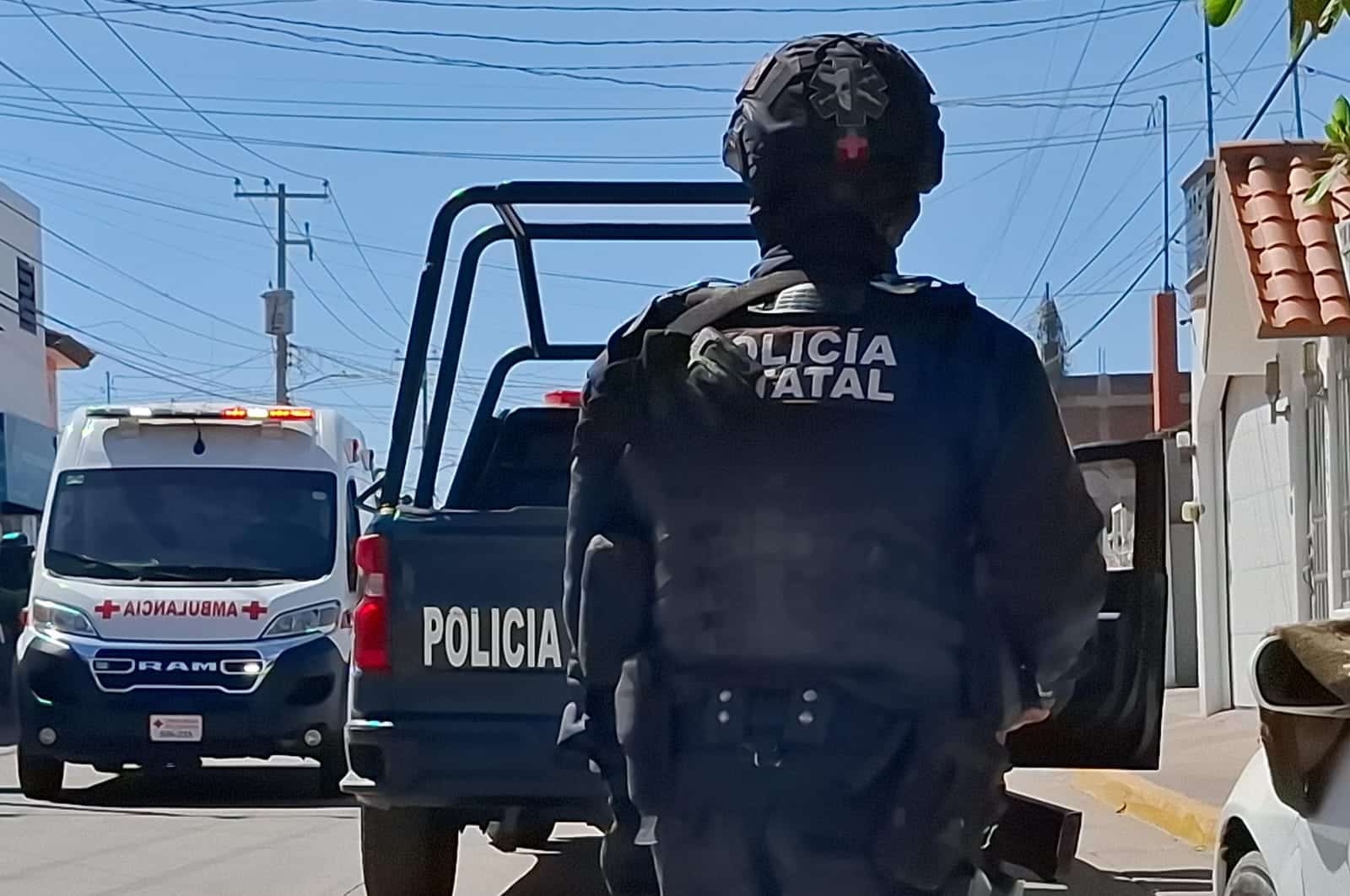 Elemento de la policía estatal atrás de su unidad
