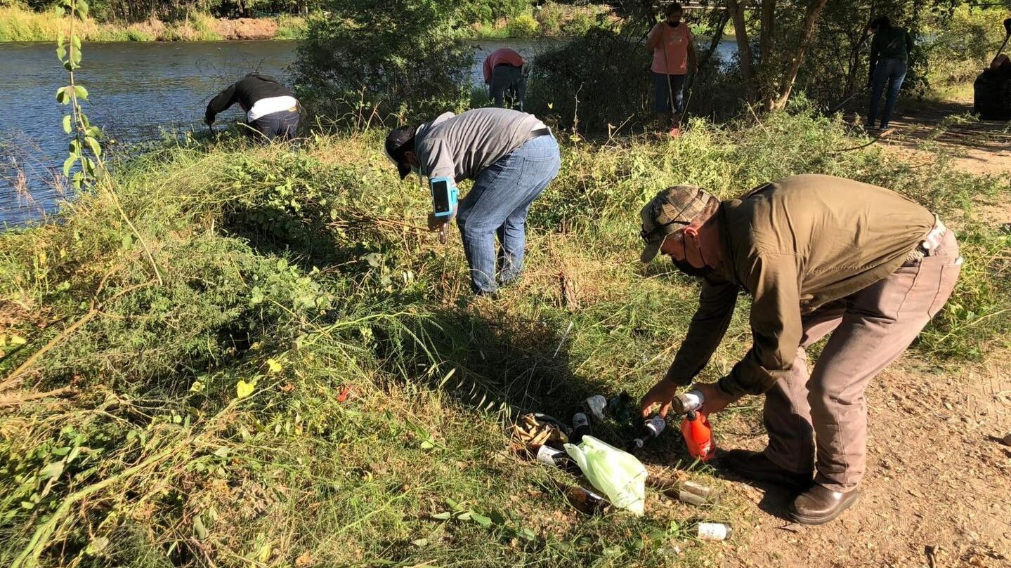 Trabajos de limpieza en las orillas del Río Fuerte