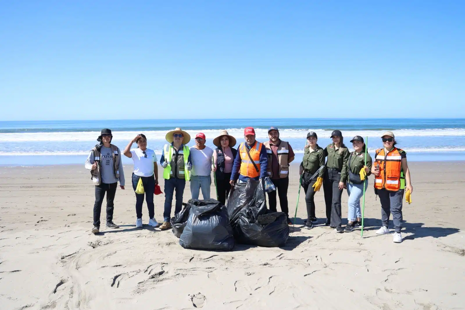 Jornada de limpieza de playas de Sebides se realizó en El Tambor, Navolato