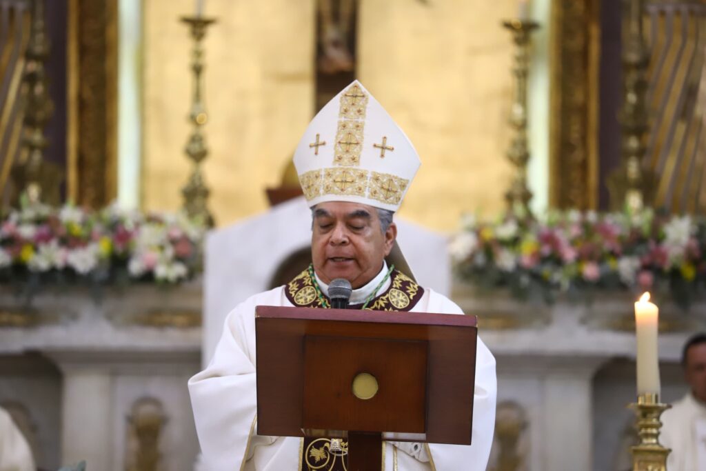 El obispo Jesús José Herrera expresó unas palabras para los nuevos sacerdotes