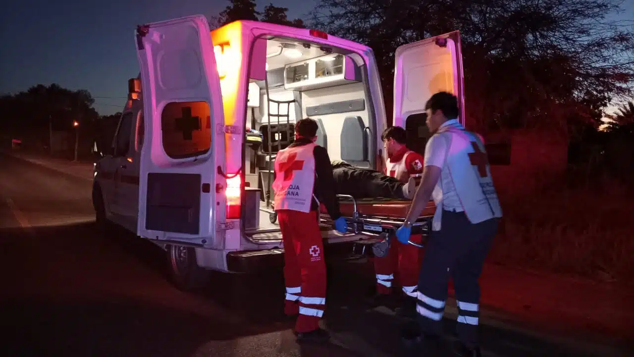 Paramédicos auxiliando al señor encontrado en la carretera a las 5 a.m