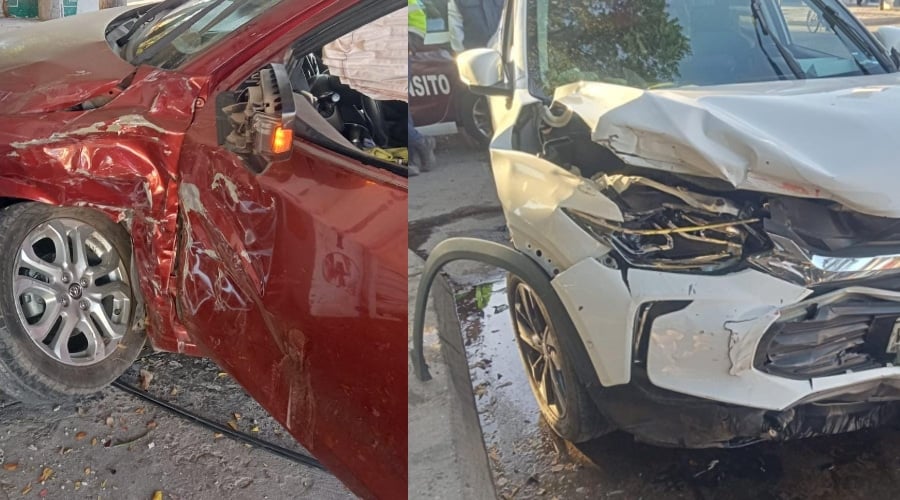 Carros afectados por el choque, uno impactando con un negocio de lotería