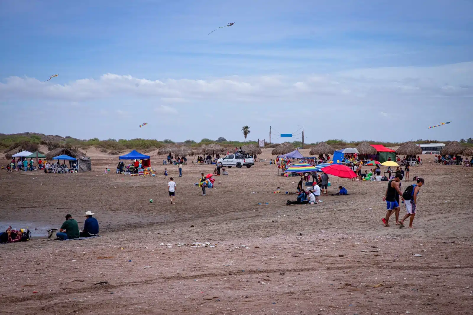 Bañistas en la playa Las Glorias, Guasave