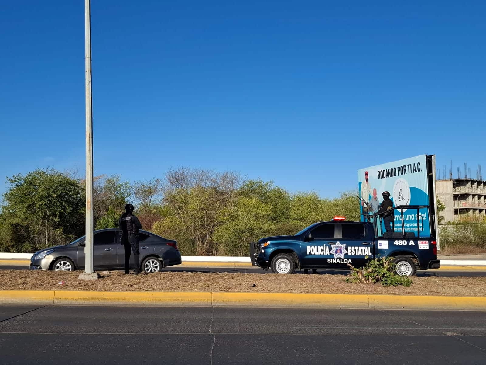 Localizan un vehículo Versa abandonado