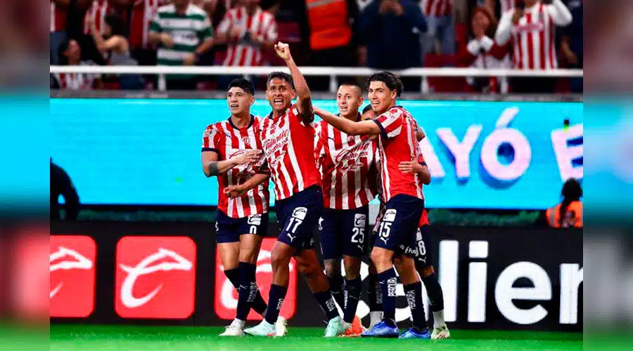 Luis Romo y sus compañeros de Chivas