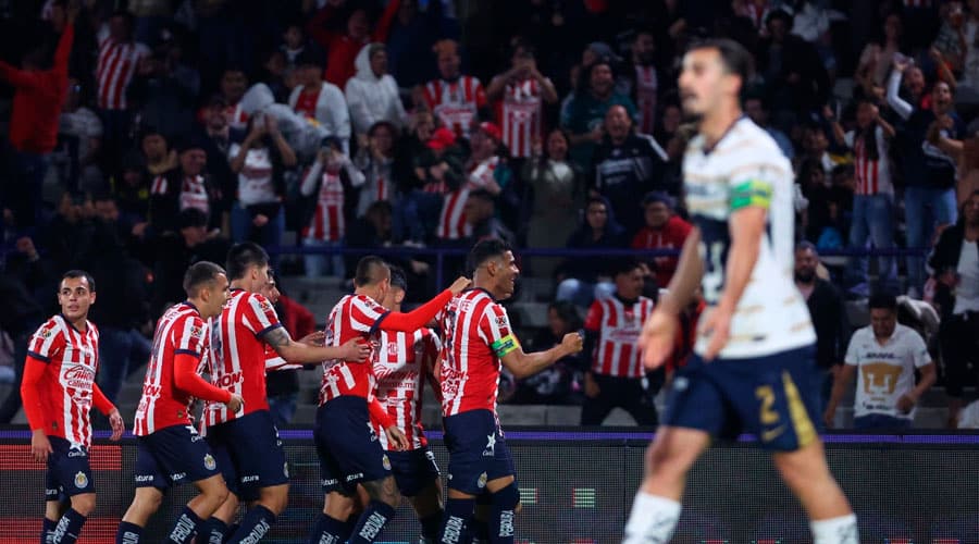 Jugadores de Chivas celebran al finalizar el juego contra Pumas