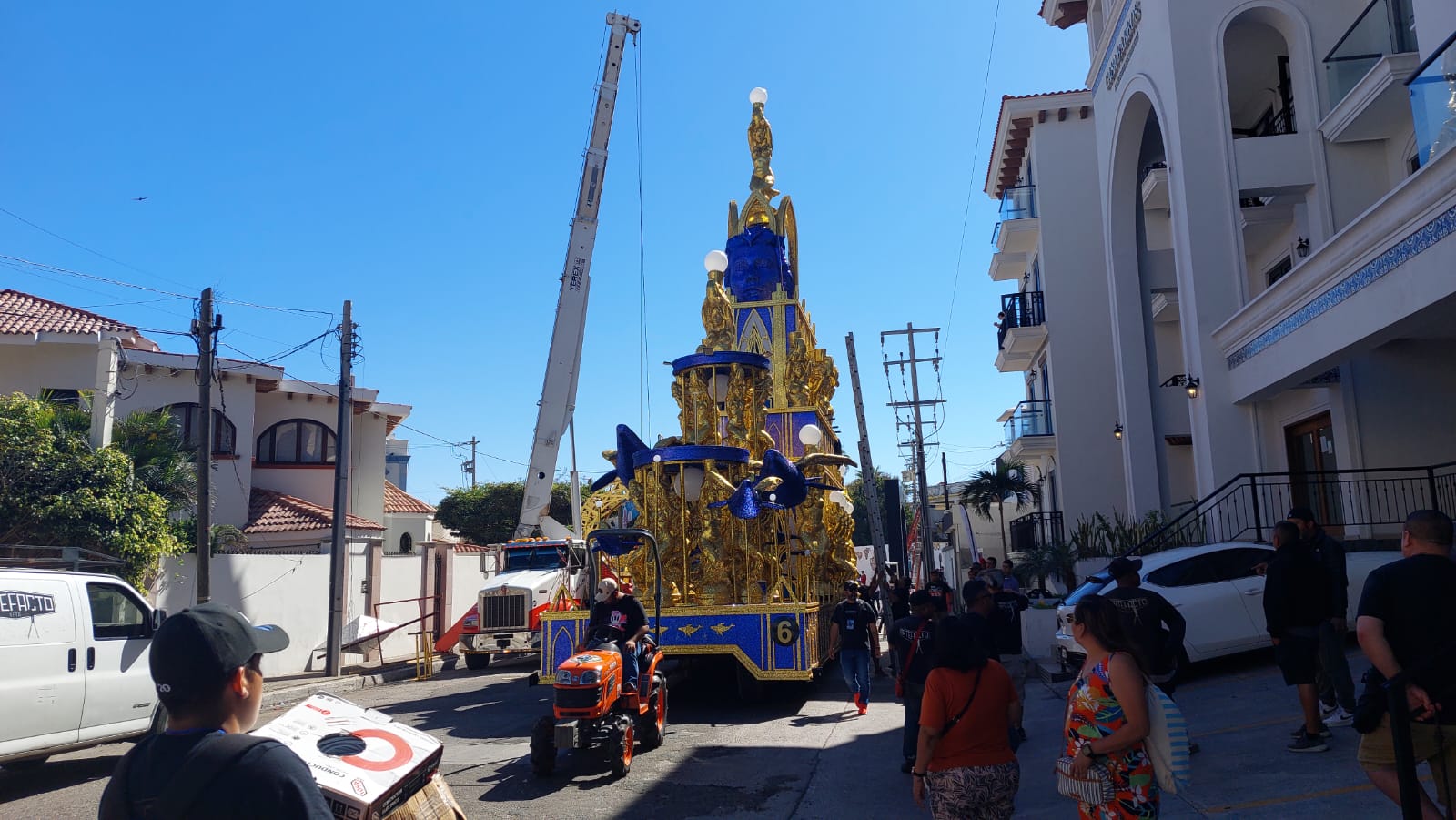 Carro alegórico participante en Carnaval Mazatlán 2025, el mas alto del desfile