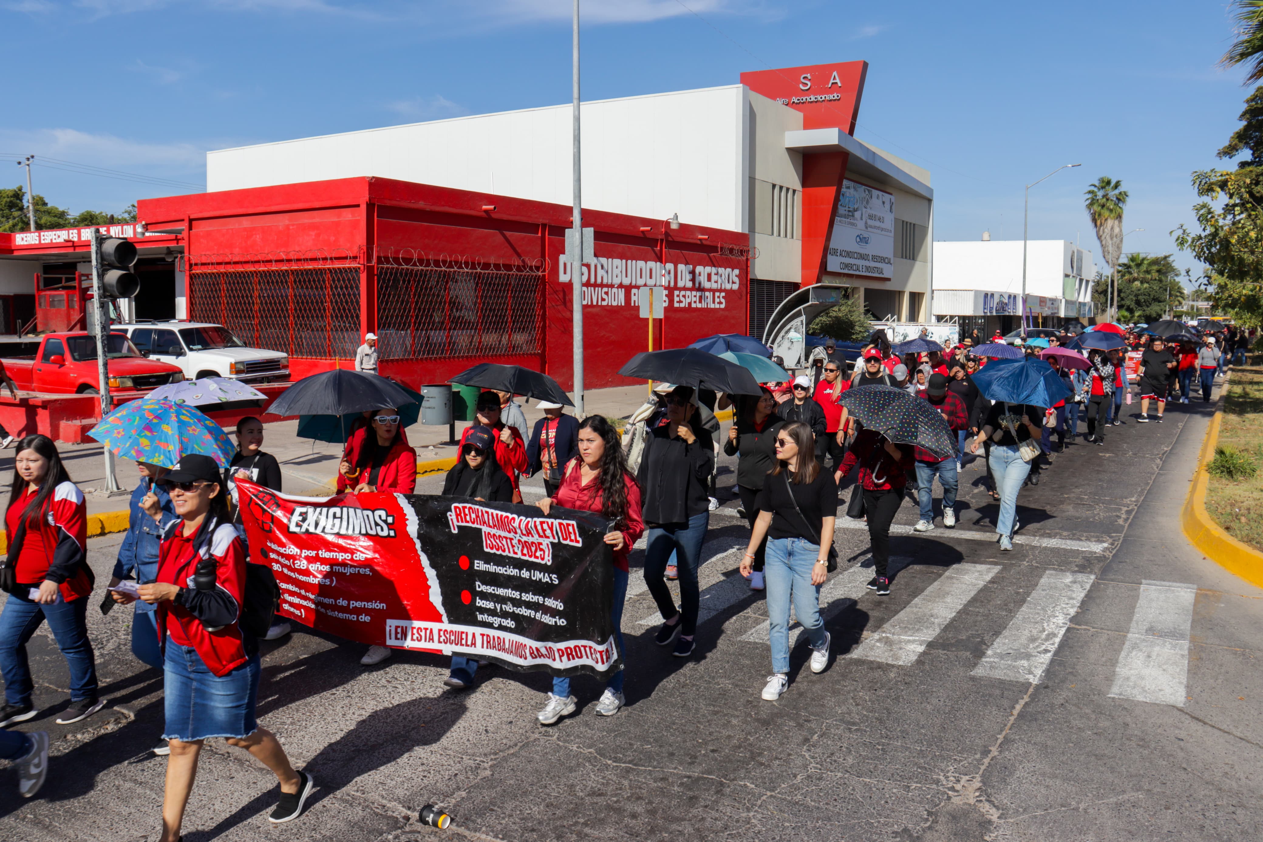 Maestros marchando por las calles de Los Mochis para reiterar su exigencia de que se abrogue la Ley del Issste 2007.