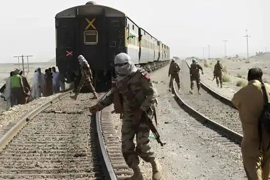 Milicianos secuestran a 450 rehenes de un tren en Pakistán