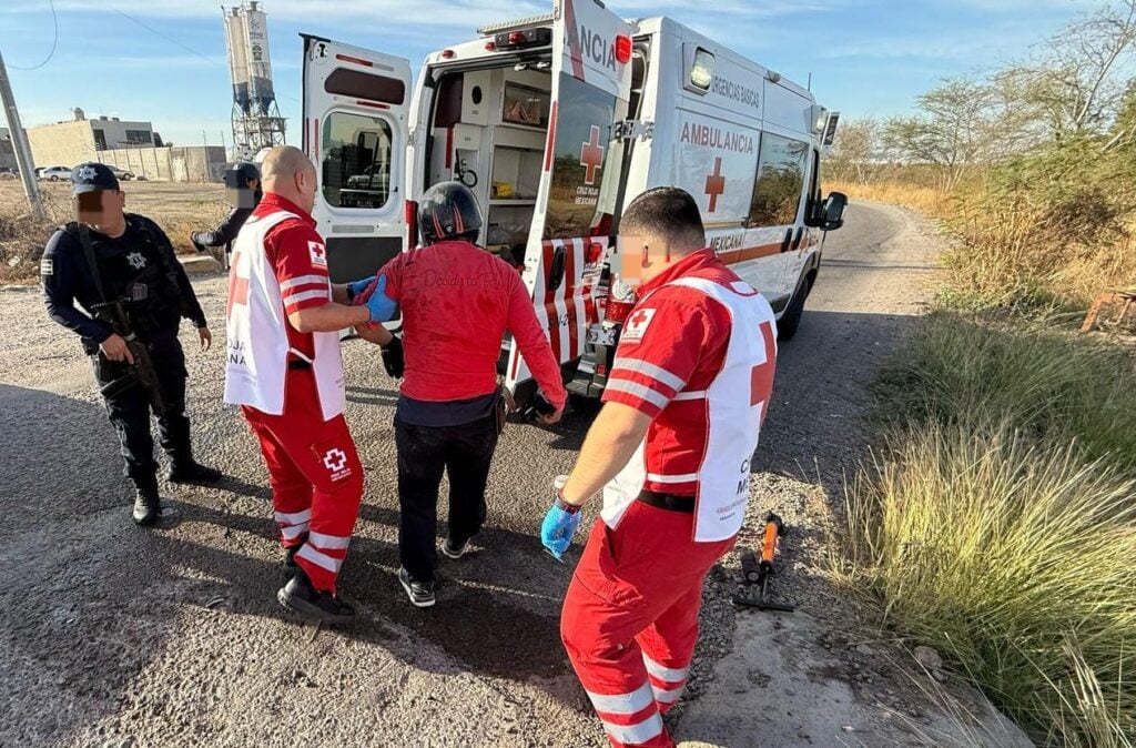 Motociclistas chocan contra camioneta por la carretera libre Culiacán-Los Mochis