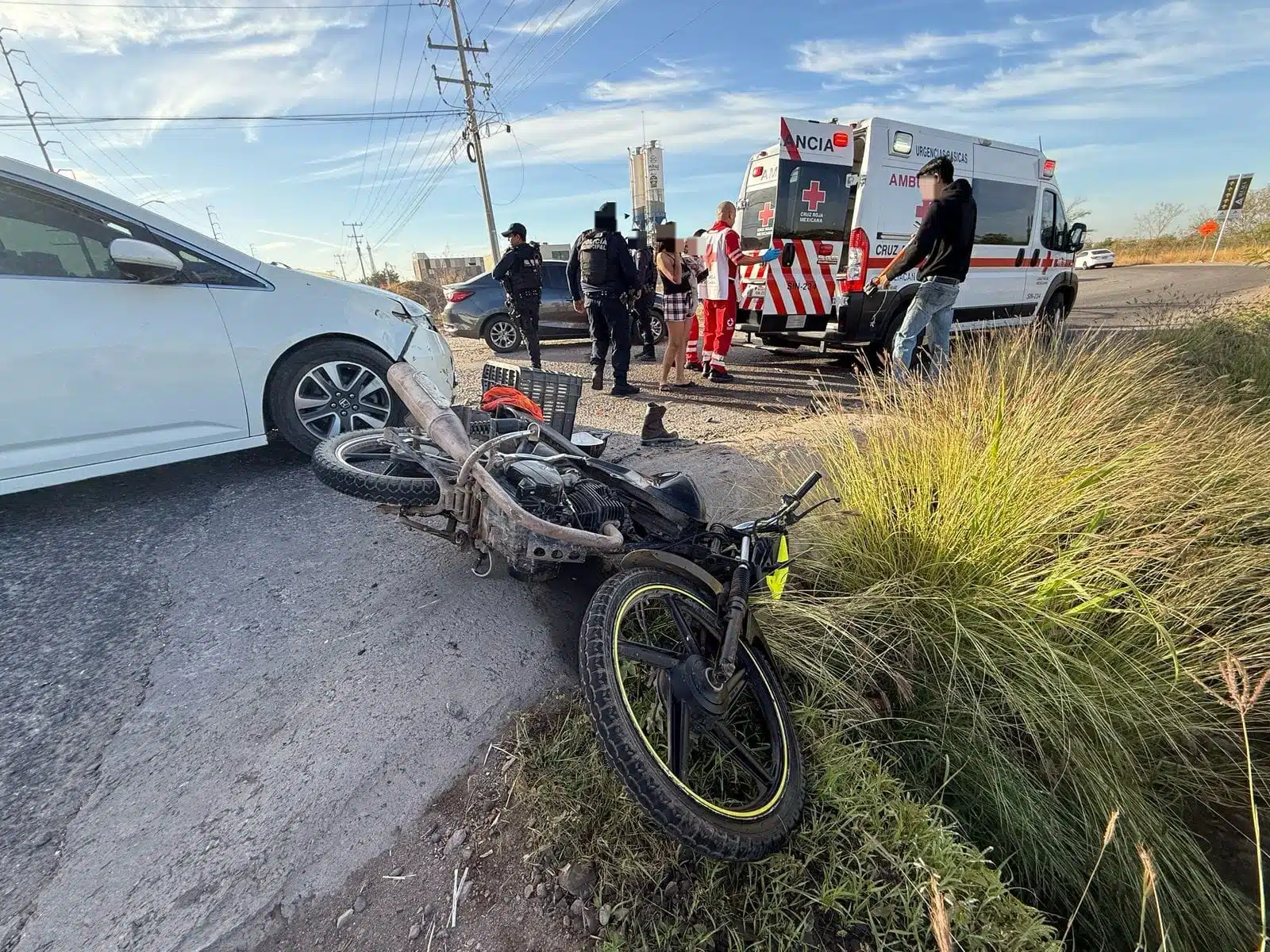 Motociclistas chocan contra camioneta por la carretera libre Culiacán-Los Mochis