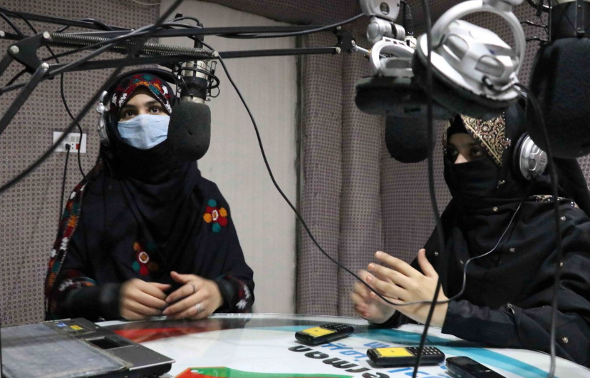 Nueva censura a las mujeres: Talibanes prohíben voces femeninas en la radio de Afganistán