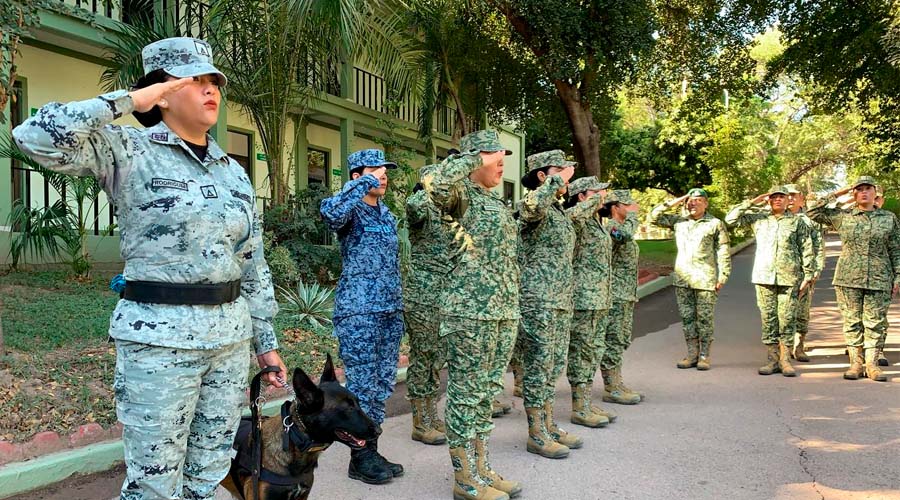 Mujeres militares hacen un saludo