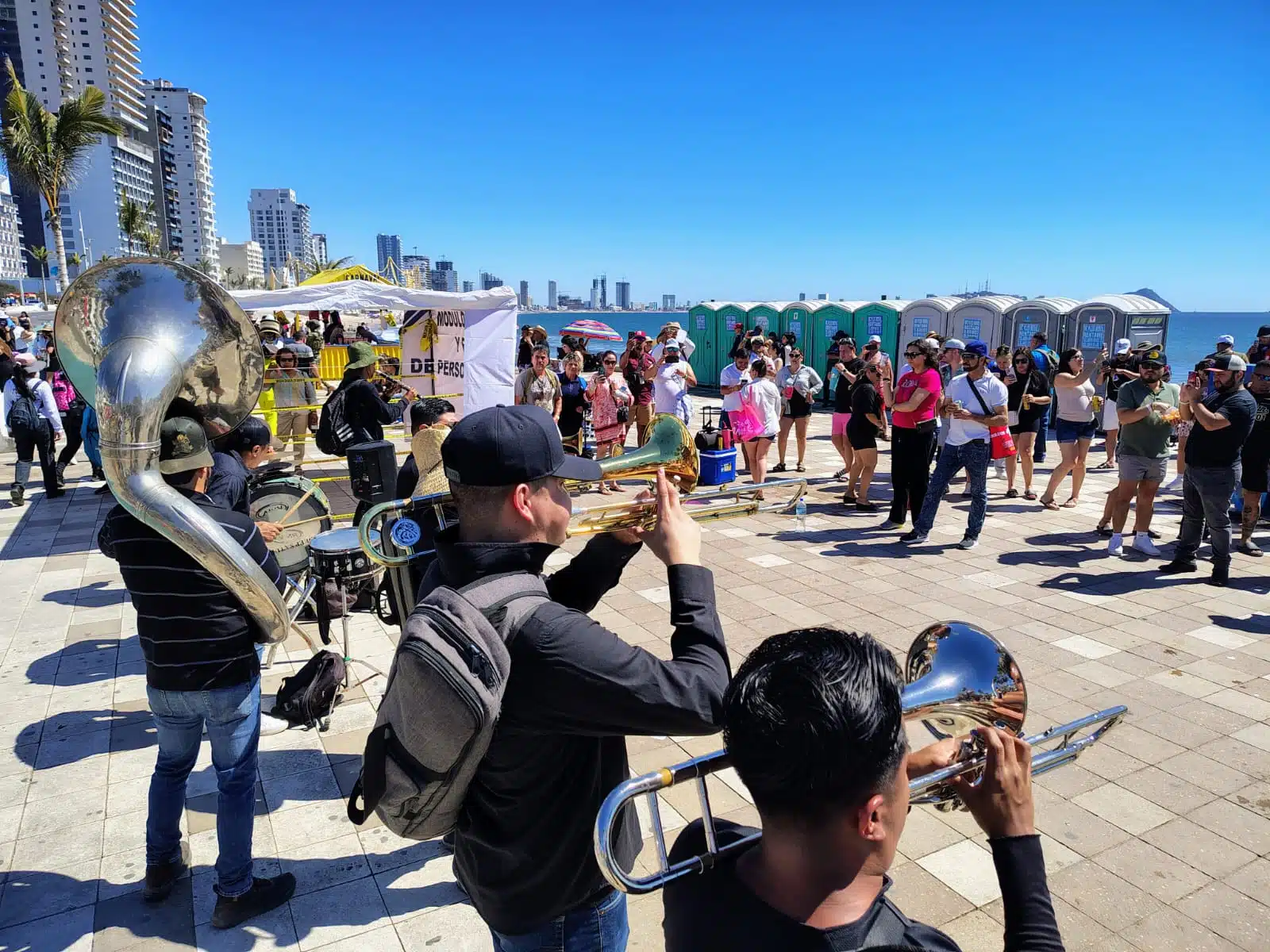 Musicos tocando en playa