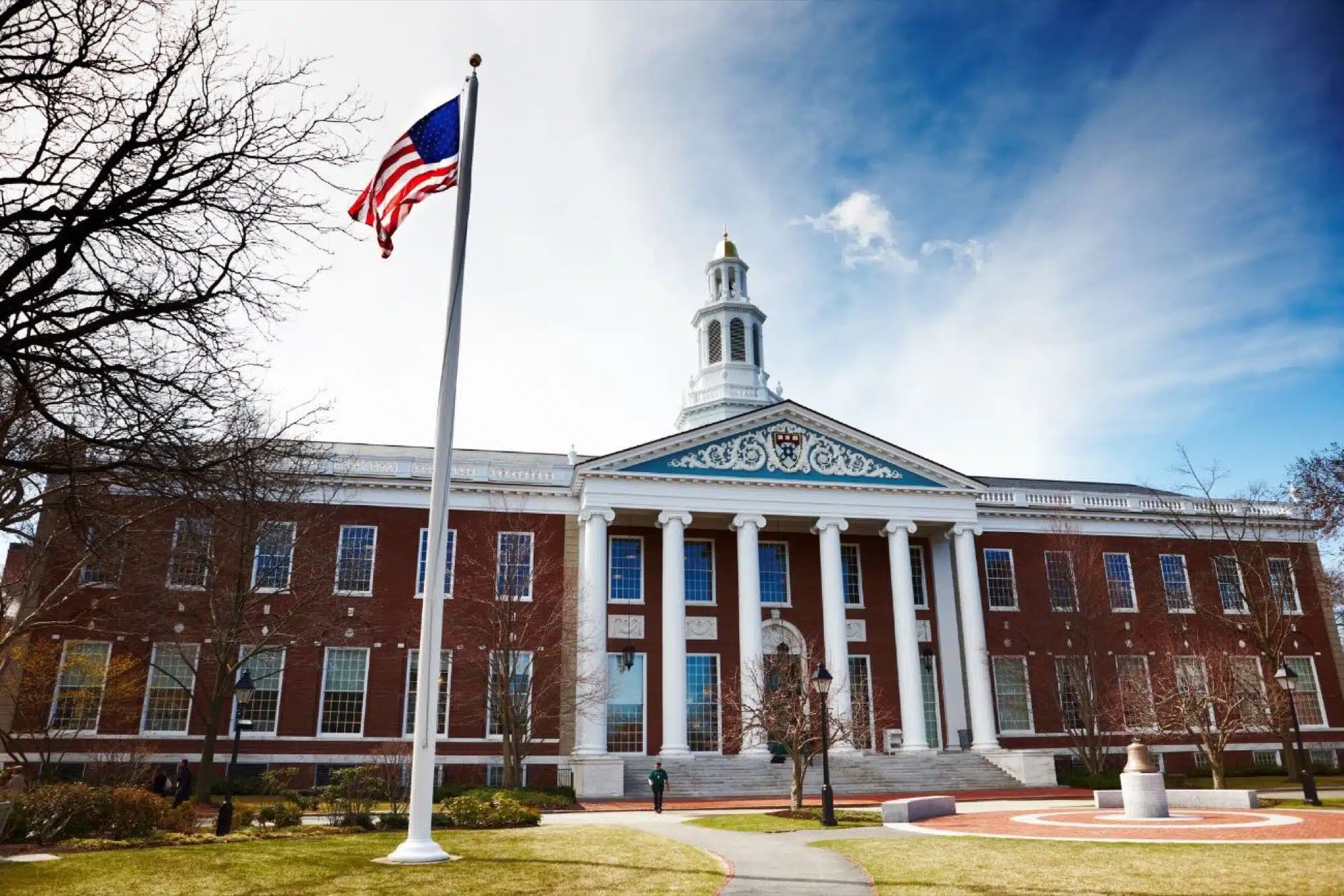 Nuevo plan de Harvard ofrecerá matrícula gratuita a estudiantes de familias de ingresos medianos