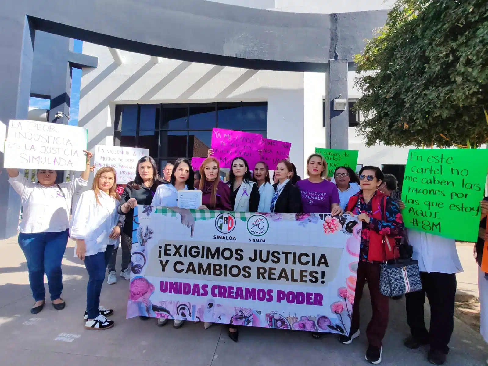 PRI Sinaloa entrega pliego petitorio a la fiscal en exigencia de justicia por mujeres violentadas