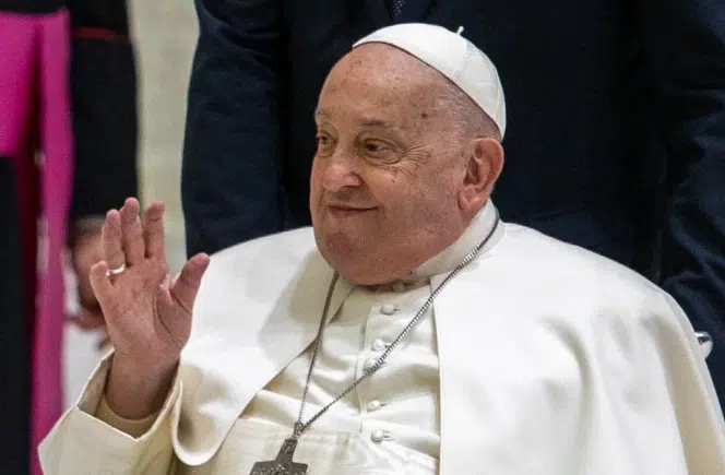 El Vaticano difunde la primera foto del papa Francisco desde su hospitalización