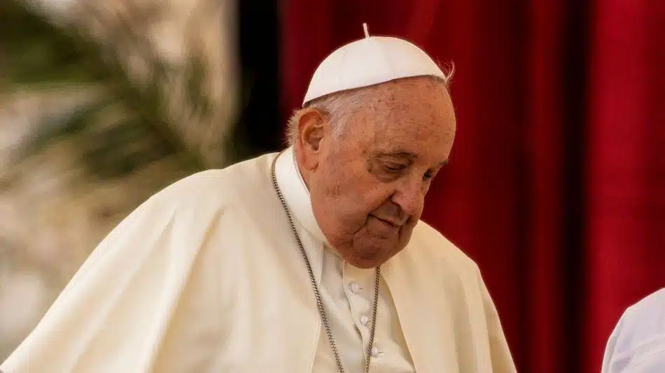 El papa Francisco sigue mejorando y pasa “breves momentos”sin suministro de oxígeno