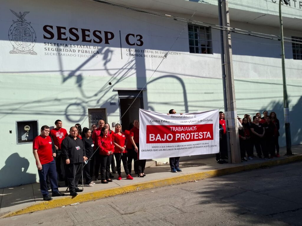 Personal del Centro de Evaluación y Control de Confianza en Sinaloa trabaja bajo protesta