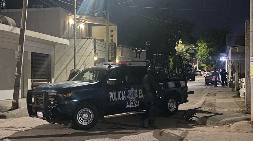 Policía Estatal Preventiva frente una vivienda en Culiacán