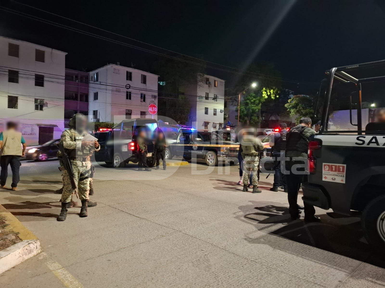 Autoridades en el lugar donde fue asesinado a balazos un agente de tránsito en Culiacán.