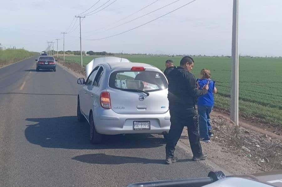 Policías municipales brindan auxilio a conductores varados en carreteras de Ahome