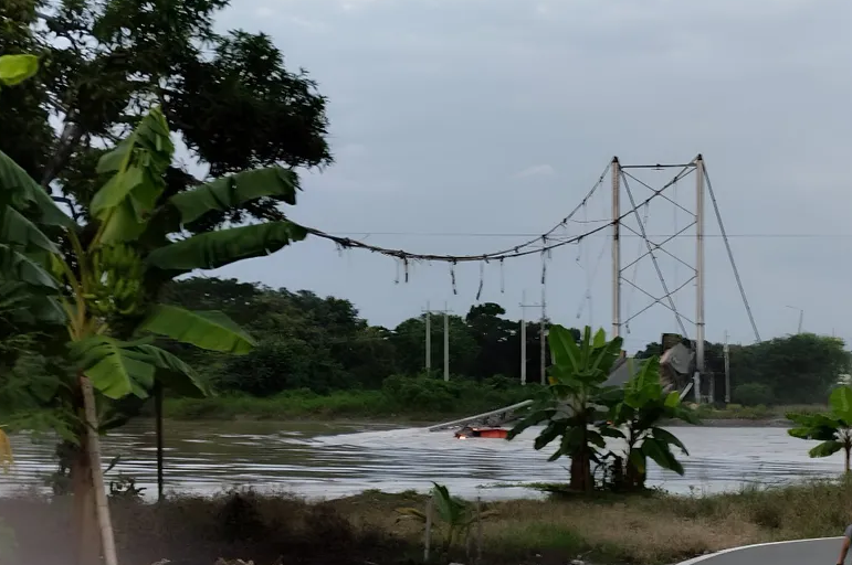 VIDEO: Colapsa puente sobre río en Ecuador; hay al menos 5 heridos y un fallecido