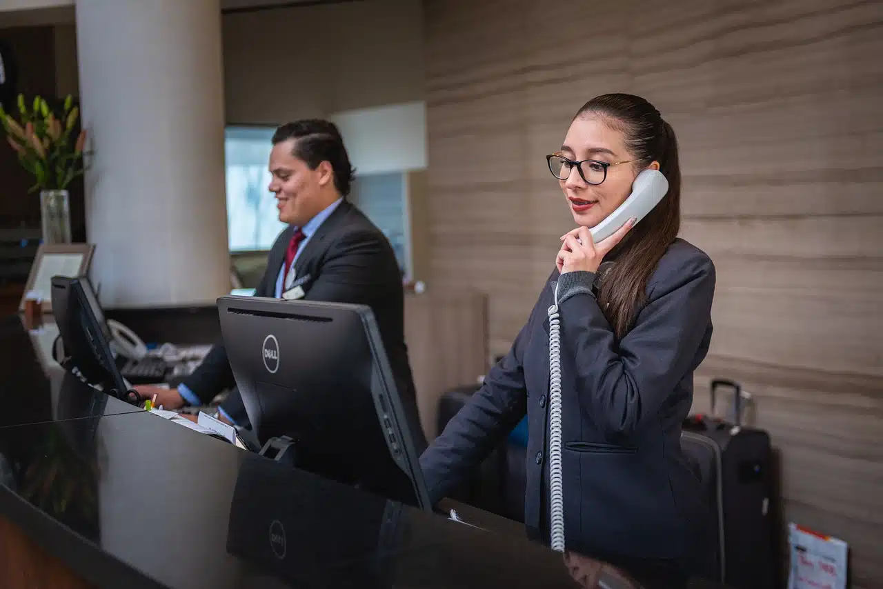 Recepcionistas hablando por teléfono