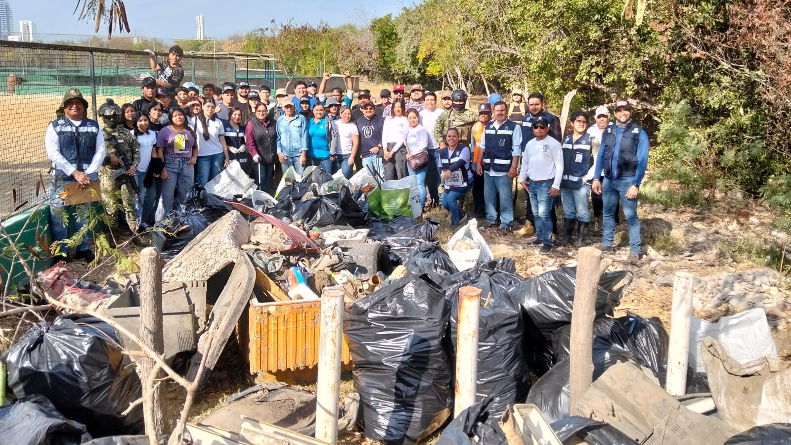 Retiran basura de esteros en Mazatlán