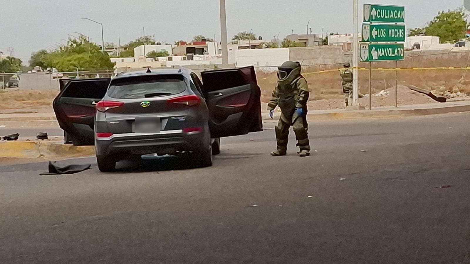 Militar portando un traje antibombas para el retiro de un explosivo al interior de una camioneta.