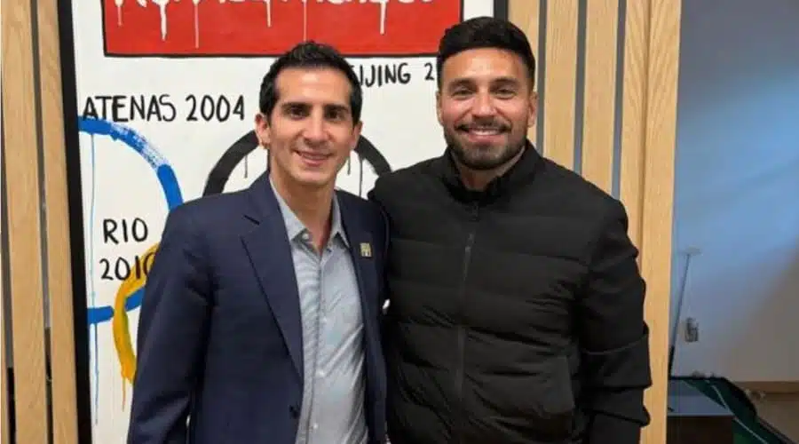 Rommel Pacheco con persona en reunión