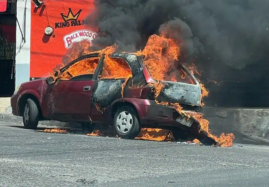 El auto Chevrolet Chevy mientras era consumido por las llamas