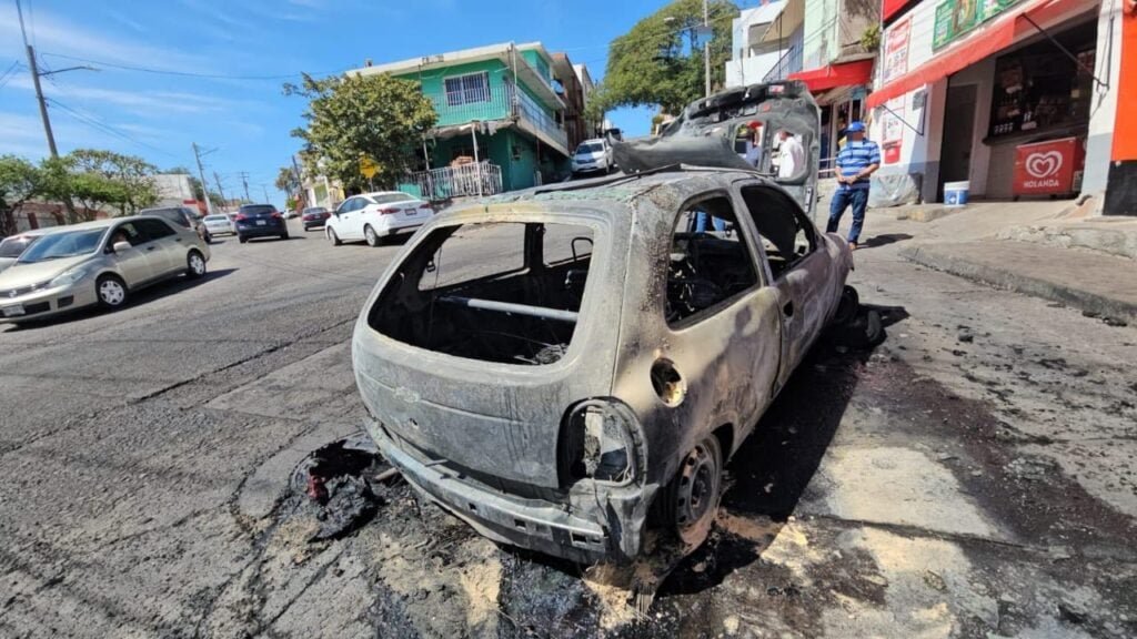 Auto chevy que se incendió mientras circulaba