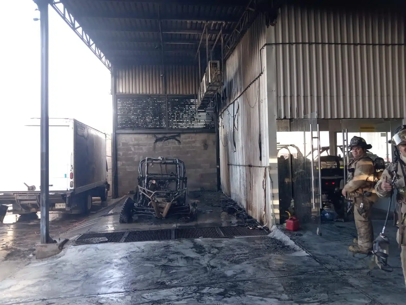 Se incendia tienda de vehículos todoterreno en Los Mochis