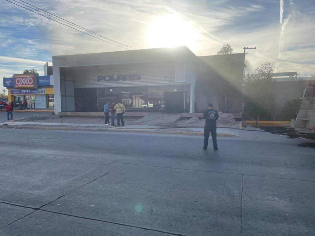 Se incendia tienda de vehículos todoterreno en Los Mochis